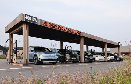 Elbiler ved ladestation