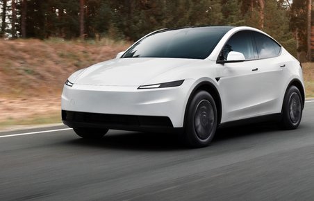 Hvid Tesla Model Y forfra.
