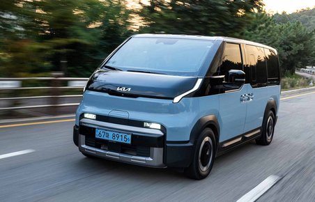 Kia PV5 set forfra, mens den kører i et sving