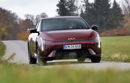 Kia EV4 set forfra, mens den kører på en landevej