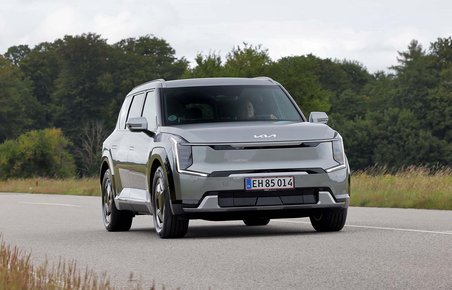 Kia EV9 set forfra, mens den kører på landevej
