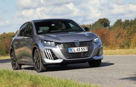 Sølvgrå Peugeot e208 set forfra