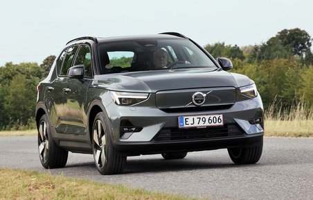 Volvo EX40 set forfra, mens den kører på landevej