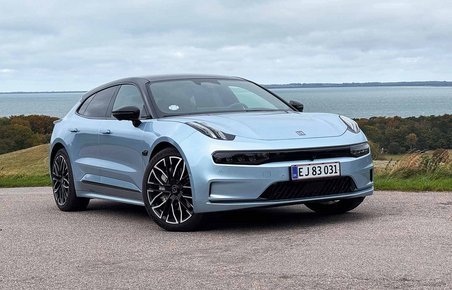 Zeekr 001 set forfra med hav i baggrunden