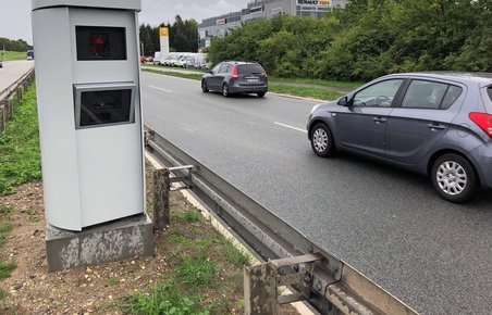 Automatisk fotoboks med to biler. 