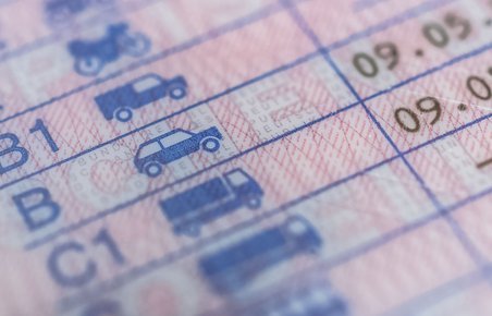 Her ses et kørekort meget tæt på. Man kan se de forskellige kategorier. 