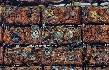 Masser af skrotbiler presset sammen i firekanter