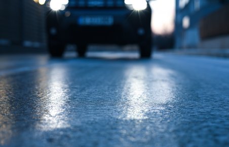 Bil på vinterglat vej