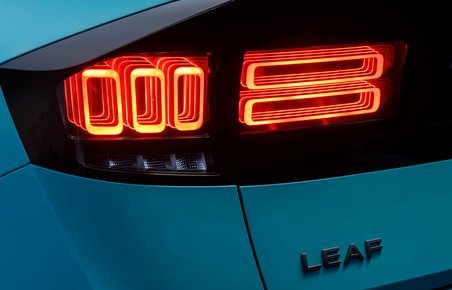 Nærbillede af dobbelte baglygter.