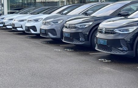 Bilsnuder på rad og række.