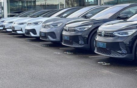 Bilsnuder på rad og række.