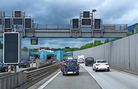 Biler ved Elbtunnel i Hamborg