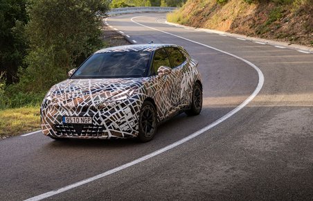 Cupra Raval kører på en spansk landevej. 