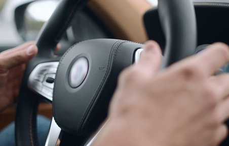 Hænder på rat i bil