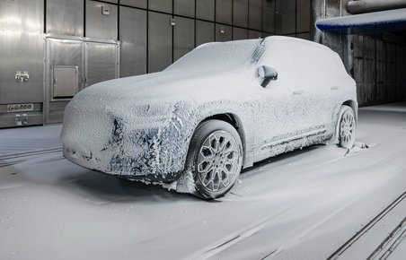 Mercedes GLB med sne på i klimakammer.
