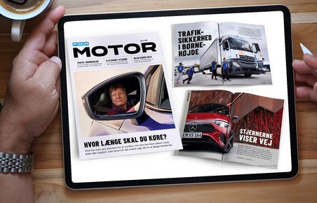 Hænder holder iPad, der viser sider fra Motor 8/2025