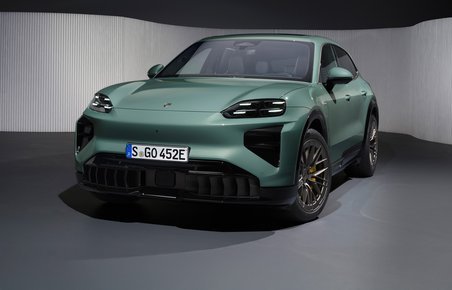 Grøn Porsche Cayenne forfra.