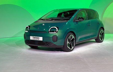 Grøn Renault Twingo skråt forfra.