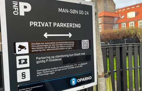 Sort p-skilt på privat p-plads
