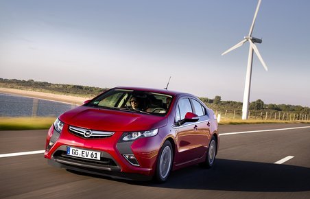 Miljøvenlige biler som opladningshybriden Opel Ampera skal afgiftsbelægges i Danmark - i Sverige får de tilskud