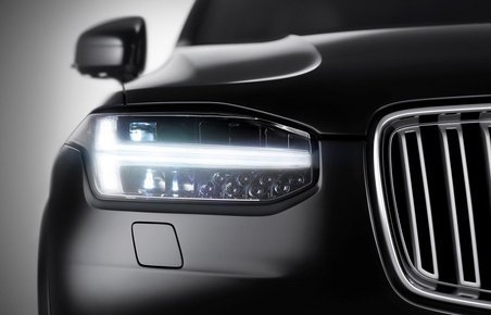Fronten på den nye Volvo XC90 er kendetegnet af nye, T-formede kørelys. Designteamet kalder dem Thor’s hammer grundet formen.