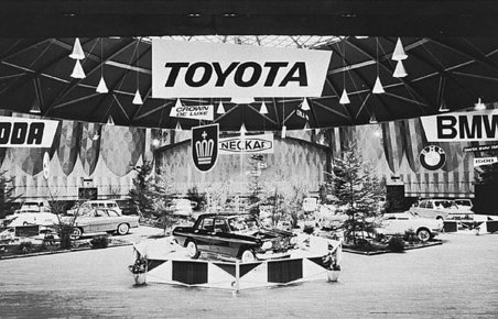 Toyotas europæiske ekspansion begyndte, da mærket kom til Danmark i 1963. Billedet er fra en biludstilling i Forum i København