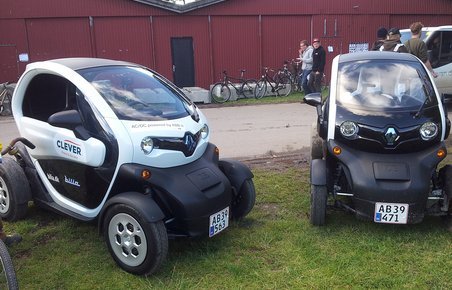 Roskilde Festival løser i år en del af transportopgaverne med elbiler. Her ses Renaults Twizy i backstage village.