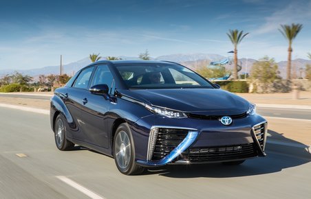 Toyota Mirai er verdens første serieproduceret brintbil. PR-foto