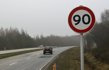 Ti steder i landet kommer der nu 90-skilte på landeveje. Arkivfoto