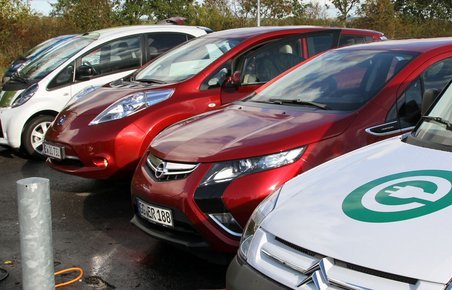 Oplaningshybriden Opel Ampera (i midten) er med i finalen til "Årets Bil i Danmark". Nissan Leaf i baggrunden er derimod ude.