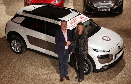 Formanden for motorjournalisterne, Mikkel Thomsager, lykønsker Ellen Nørregaard, Citroën, med sejre.