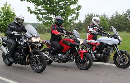 De tre finalister: fra venstre Honda NC 700 XAD, Triumph Tiger Explorer og Kawasaki Versys 1000.