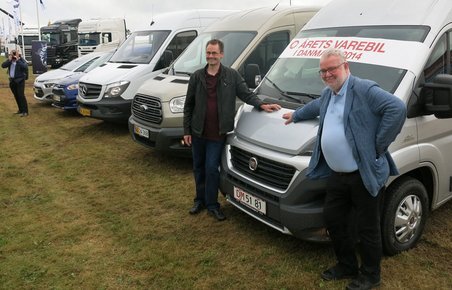 MKDs næstformand, Carsten Teiner overrækker juryens banner med titlen ’Årets Varebil 2014’ til Fiat Ducato og pressechef hos Fia