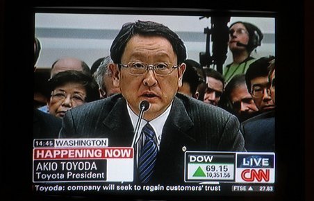 Toyota-chef Aikio Toyoda er tidligere under sagen kommet med en brødebetynget beklagelse over for amerikanske kunder. 