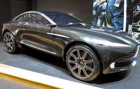 Aston Martin DBX er en robust og halvhøj bil, men langt fra en SUV.