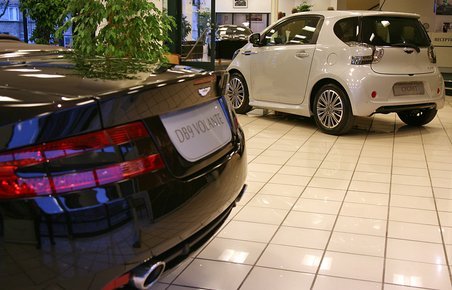 Den lille Toyota iQ alias Aston Marton Cygnet er kommet i fint selskab.