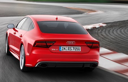 Audi RS 7 er kalr til at køre på racerbane med 240 km/t. - uden fører.