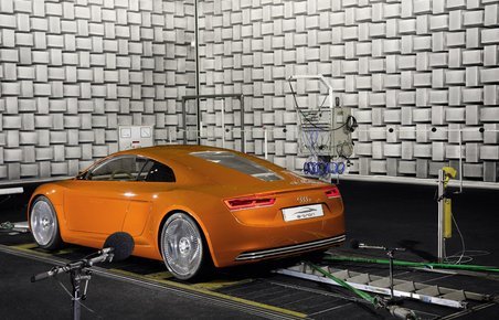 En Audi e-tron sportsvogn testes i Audis nye elbilcenter i Tyskland.