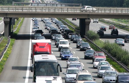 Tæt sommertrafik på den tyske Autobahn