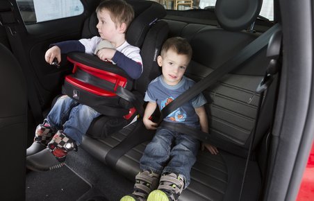 Kun ved lejlighedsvis kørsel må børn under 135 cm benytte bilens almindelige sikkerhedssele