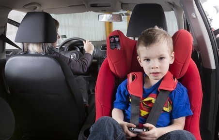Stadig stor forskel på de bedste og dårligste, viser FDM nye test af 33 autostole. Bedst klarer de isofix monterede sig