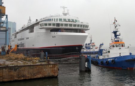 Berlin og søsterskibet Copenhagen ligger stadig ved udrustningskajen i Stralsund, selv om de skulle have været i drift i foråret