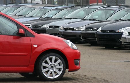 Flere end 153.000 nye personbiler kom ud på de danske veje i 2010.