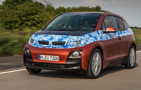 BMW i3 er en femdørs bil med baghængslede bagdøre.