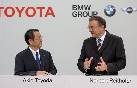 Toyotas præsident Akio Toyoda og BMW-gruppens  koncernchef Norbert Reithofer indgår den vidtgående aftale.