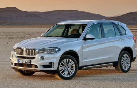 BMW X5 er tre cm længere og en cm bredere end sin forgænger.