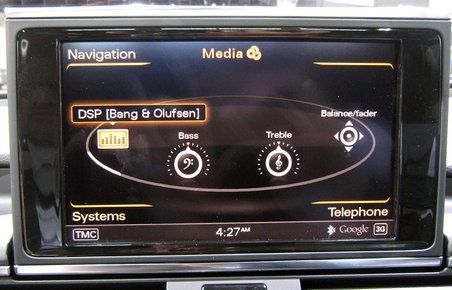 Radio-betjeningen er en integreret del af bilen og er udformet af Audi.