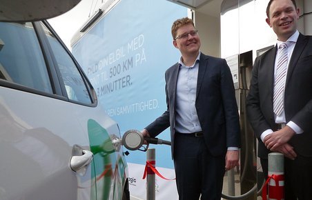 Klima- og energiminister Rasmus Helveg Petersen (tv) indviede brinttanken i Gladsaxe sammen med brintdirektør Jacob Krogsgaard.