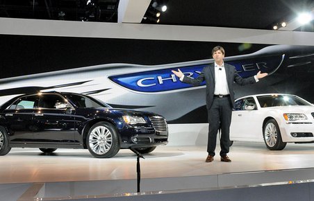 Chrysler 300 C præsenteres i Detroit af Chrysler-chef Olivier Francois, der tidligere i sin karriere var dansk Citroën-direktør 