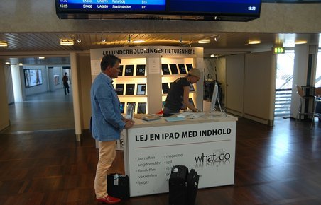 Nu er det muligt at leje en iPad med 20 film og 10 spil for 250 kr. for en uge. Det foregår ved finger B i Kastrup Lufthavn